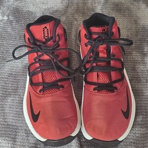 Nike Men's Air Versitile IV Combat shoes in a red, black, Size 9.5